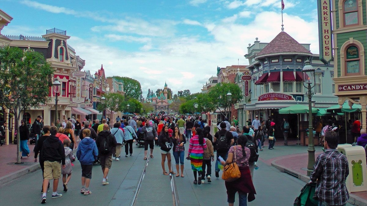 Best Time To Visit Disneyland In 2020 And 2021 | Disneyland Crowd Tracker, Disneyland Crowds November 2021 Disney Crowd Calendar